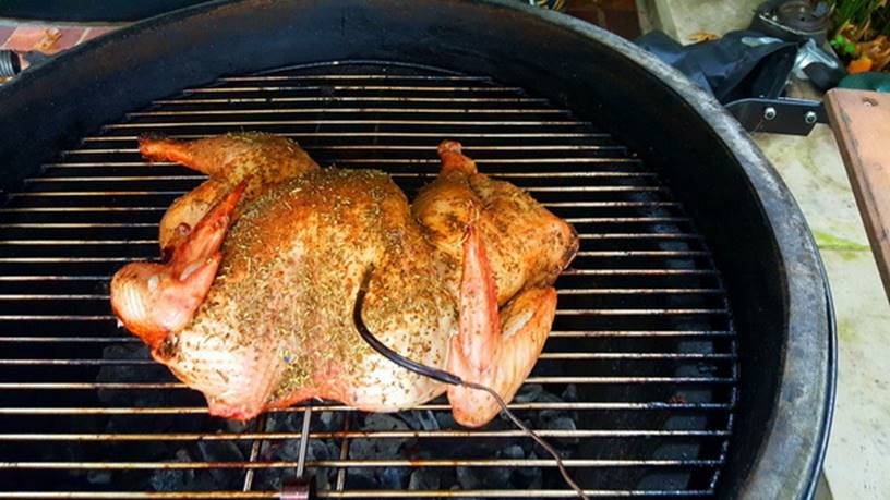 A metal pan on a stove top oven sitting next to a grill

Description automatically generated